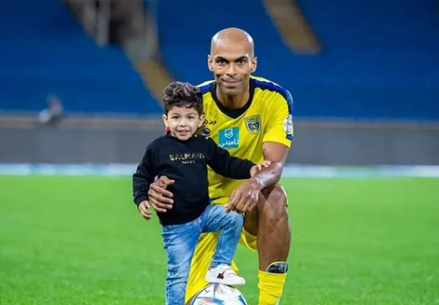 Jogador Naldo Pereira e o filho Davi, de 3 anos
