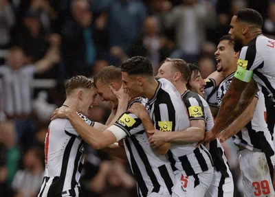 Jogadores do Newcastle United comemoram vitória por goleada em cima do PSG