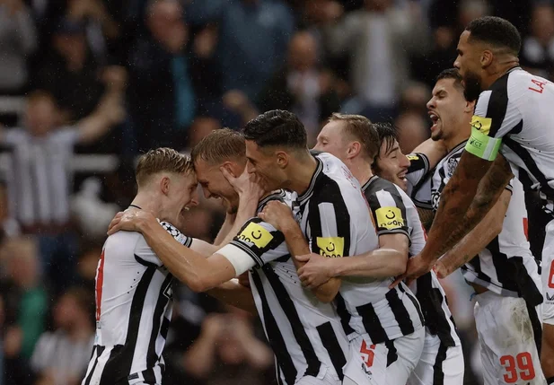 Jogadores do Newcastle United comemoram vitória por goleada em cima do PSG