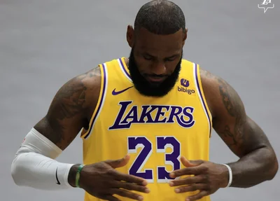 LeBron James de volta com a camisa 23