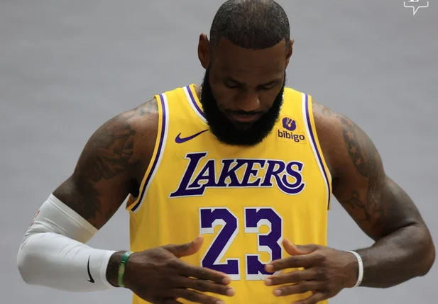 LeBron James de volta com a camisa 23