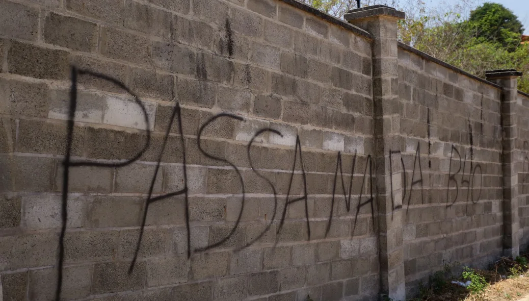 Muro com pichação do Bonde dos 40