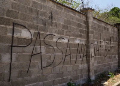 Muro com pichação do Bonde dos 40