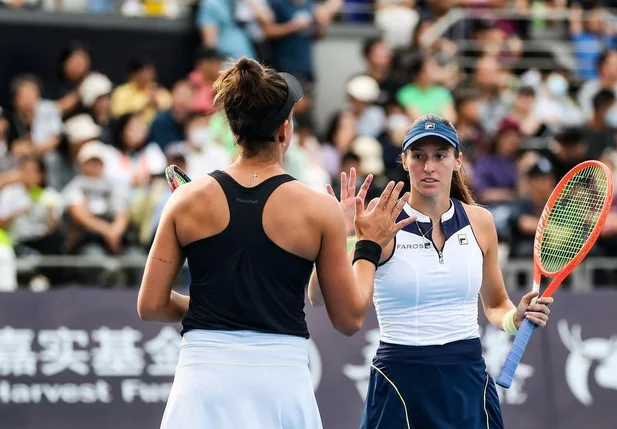 Luisa Stefani e Ingrid Martins avançam às semis no WTA 1000 de Pequim