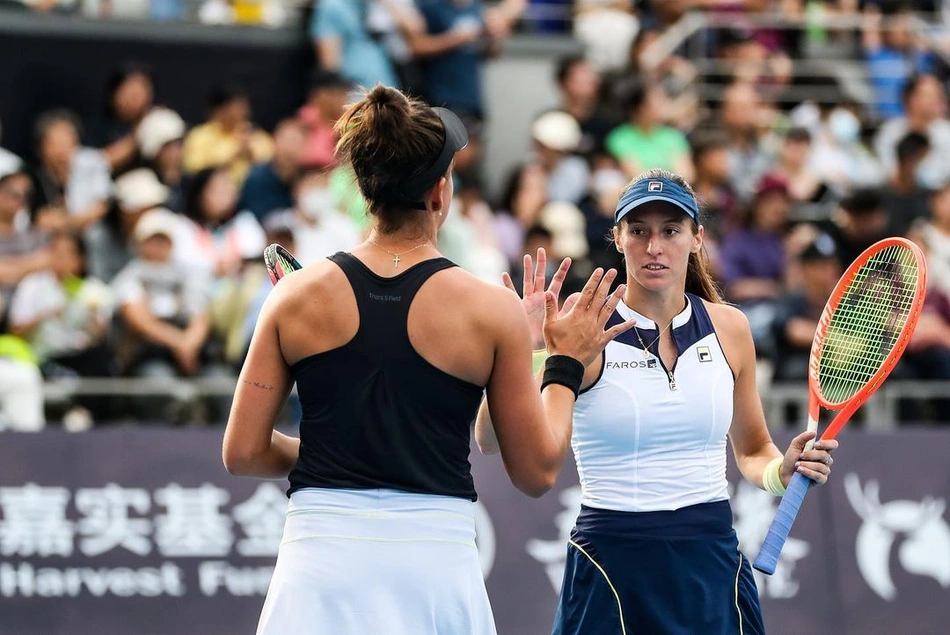 Luisa Stefani e Ingrid Martins avançam às semis no WTA 1000 de Pequim