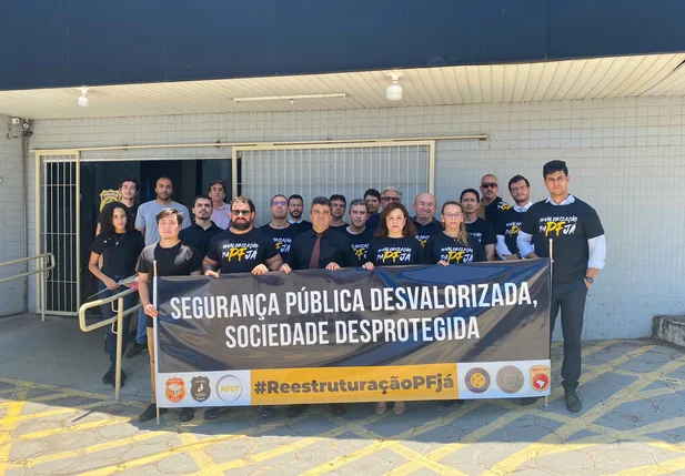 Manifestação ocorreu em frente a superintendência da PF, em Teresina-PI