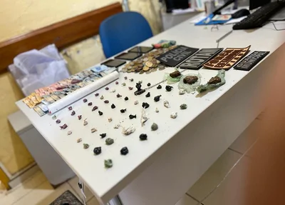 Material e drogas apreendidos