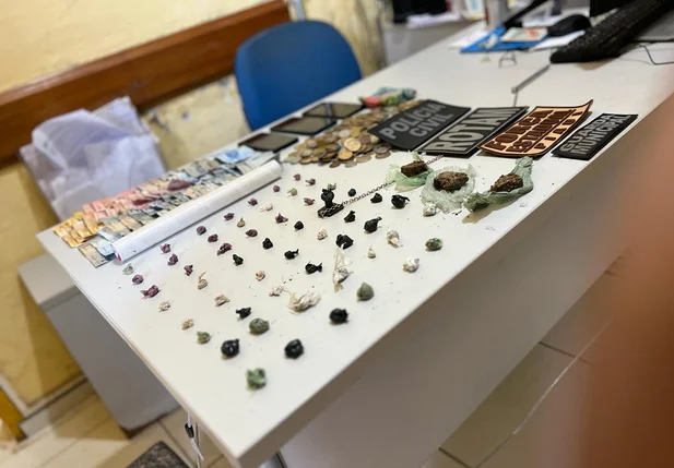Material e drogas apreendidos
