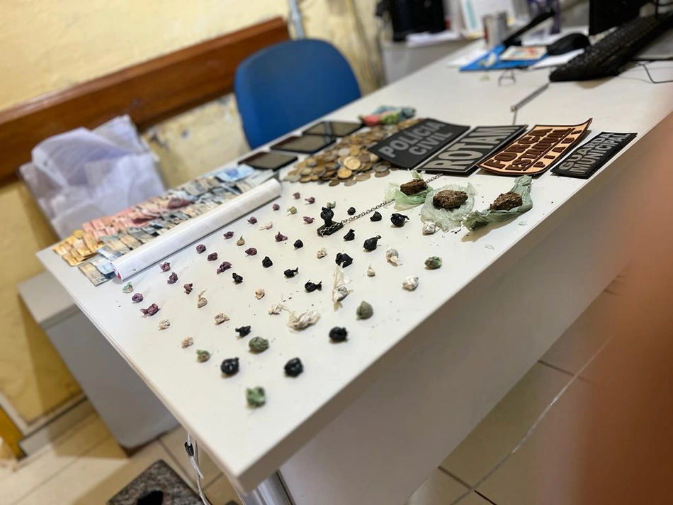 Material e drogas apreendidos