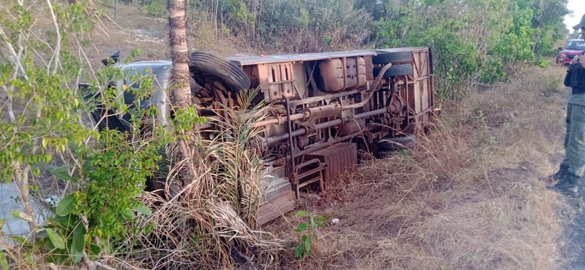 Micro-ônibus com cerca de 25 pacientes de Barras tomba após colidir contra cavalo que invadiu uma pista no interior do Piauí