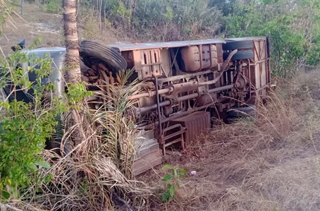 Micro-ônibus com cerca de 25 pacientes de Barras tomba após colidir contra cavalo que invadiu uma pista no interior do Piauí