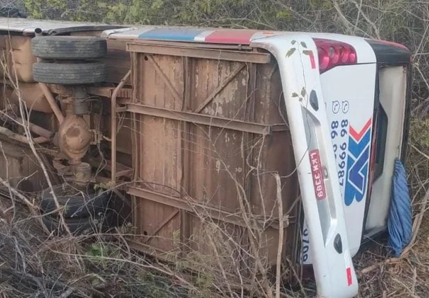 Micro-ônibus que transportava pacientes renais tomba em Cocal de Telha