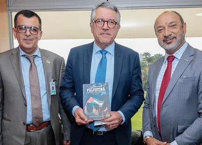Ministro Alexandre Padilha com apoiador do Hamas