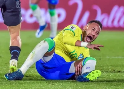 Momento em que Neymar se lesiona no confronto diante do Uruguai
