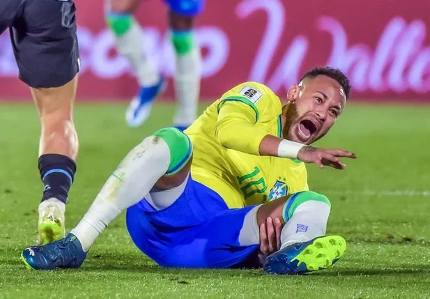 Momento em que Neymar se lesiona no confronto diante do Uruguai