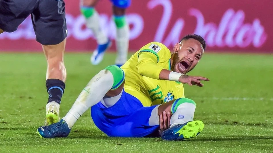 Momento em que Neymar se lesiona no confronto diante do Uruguai