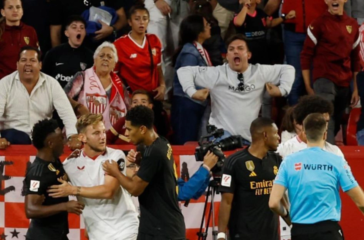 Momento em que torcedor faz gesto racista direcionado a Vini Jr