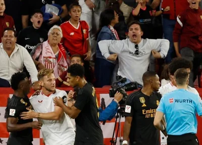Momento em que torcedor faz gesto racista direcionado a Vini Jr