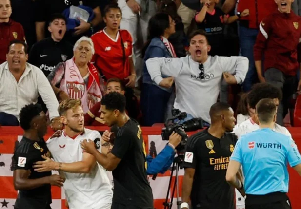Momento em que torcedor faz gesto racista direcionado a Vini Jr
