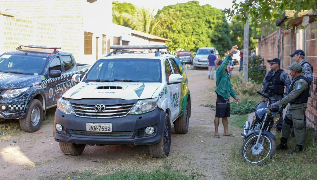 Moradores informaram que bandidos em uma motocicleta cometeram o crime