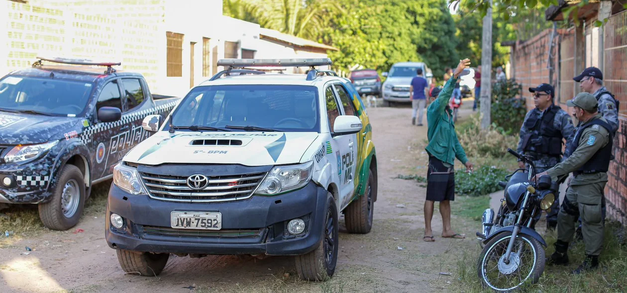 Moradores informaram que bandidos em uma motocicleta cometeram o crime