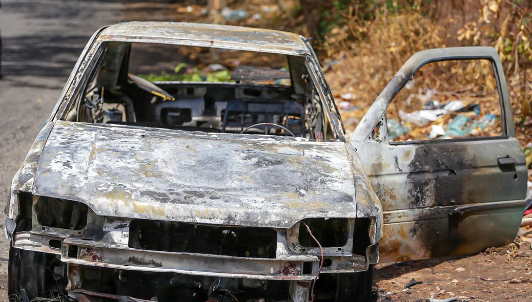 Moradores tentaram conter as chamas que atingiram todo o carro