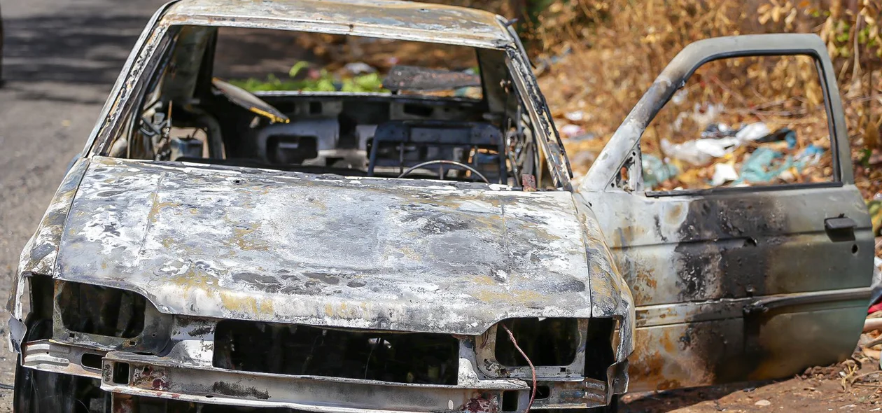 Moradores tentaram conter as chamas que atingiram todo o carro