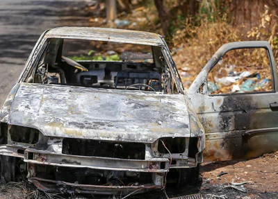 Moradores tentaram conter as chamas que atingiram todo o carro
