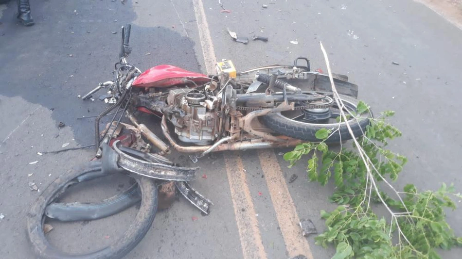 Motocicleta da vítima que morreu em acidente na P 236 em Água Branca