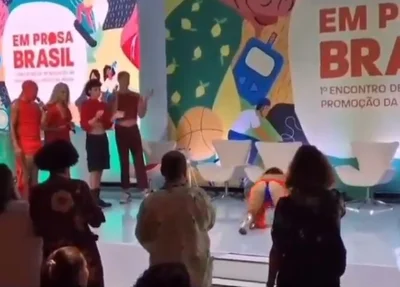 Mulher faz dança erótica em evento do Ministério da Saúde