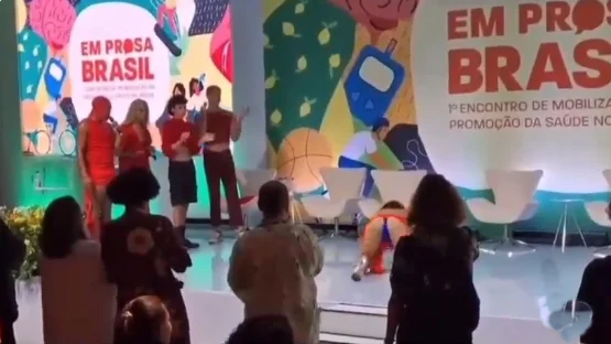 Mulher faz dança erótica em evento do Ministério da Saúde