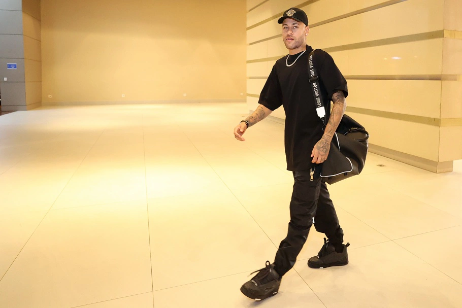 Neymar chega a Cuiabá e se apresenta à Seleção Brasileira