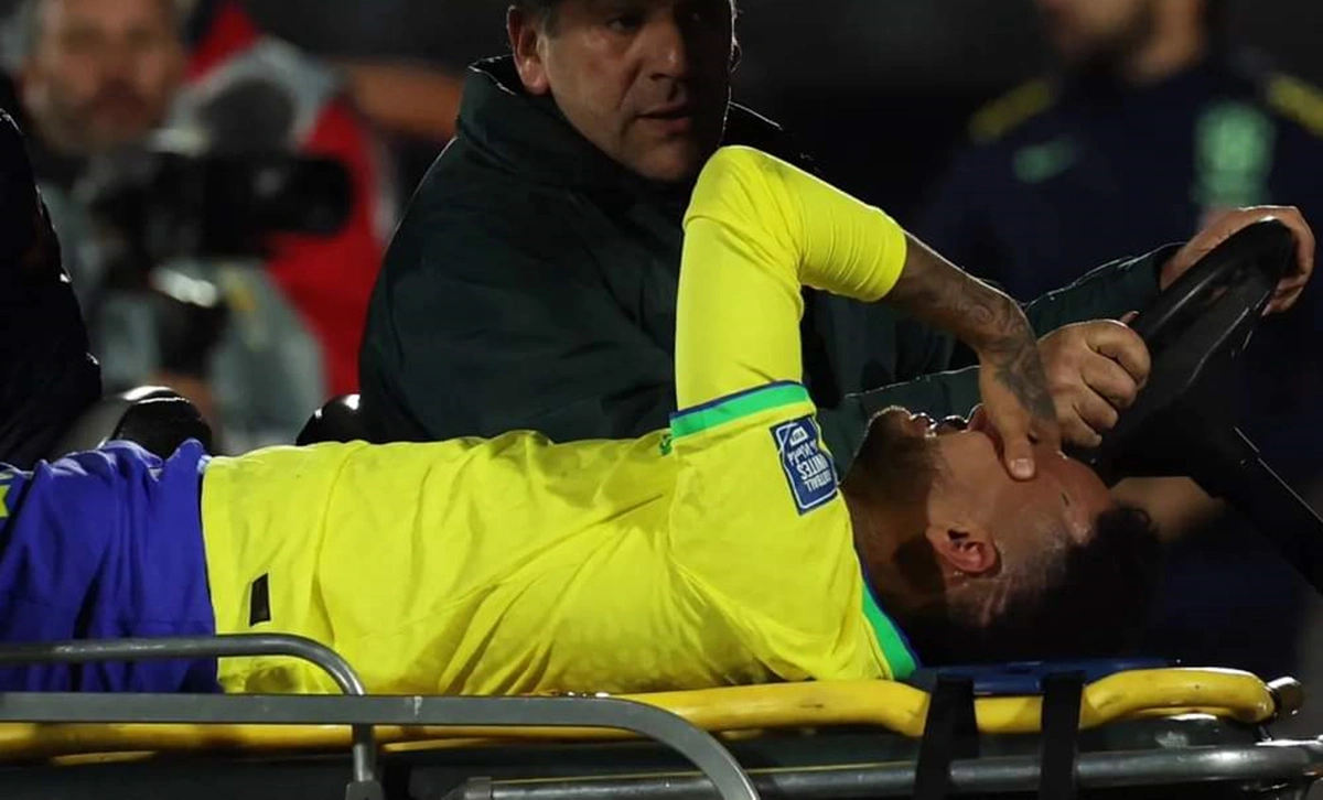 Neymar se lesionou durante o confronto contra o Uruguai