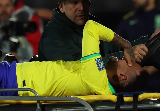 Neymar se lesionou durante o confronto contra o Uruguai