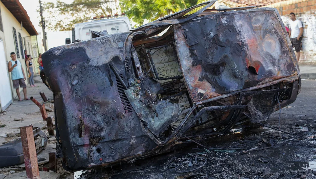 O Corpo de Bombeiros conteu as chamas do veículo