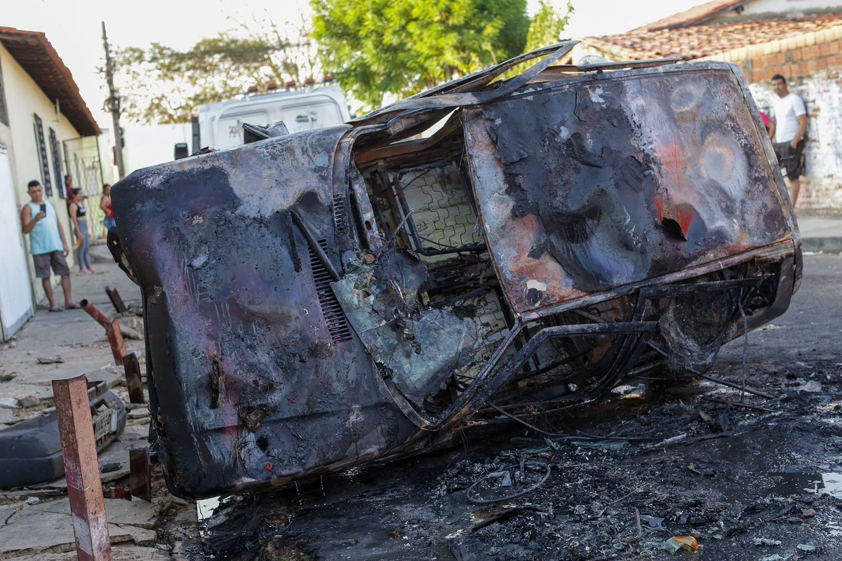 O Corpo de Bombeiros conteu as chamas do veículo
