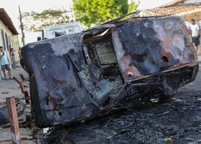 O Corpo de Bombeiros conteu as chamas do veículo