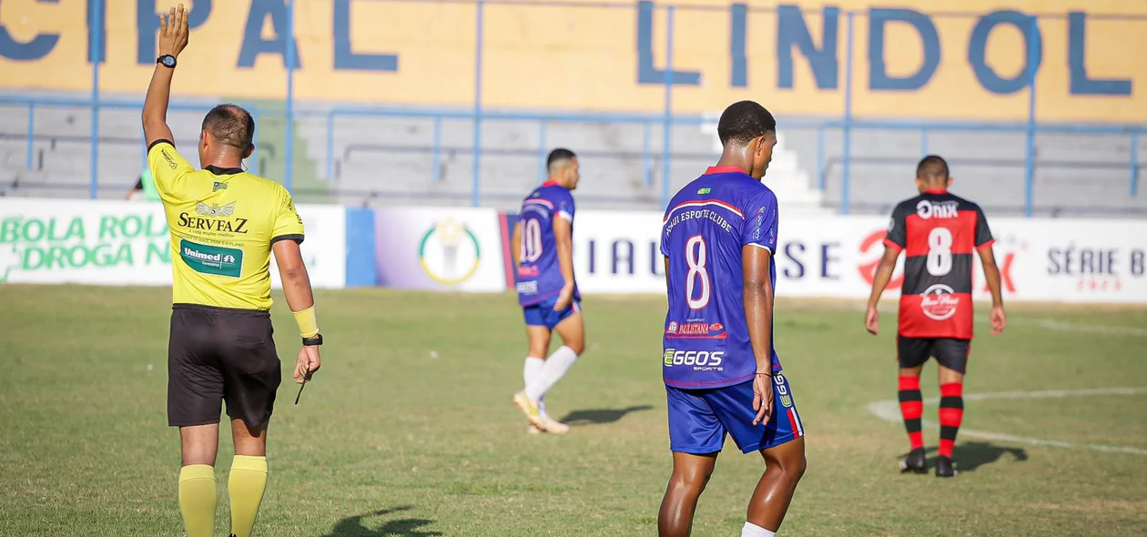 O jogo ocorreu na tarde deste sábado (14)