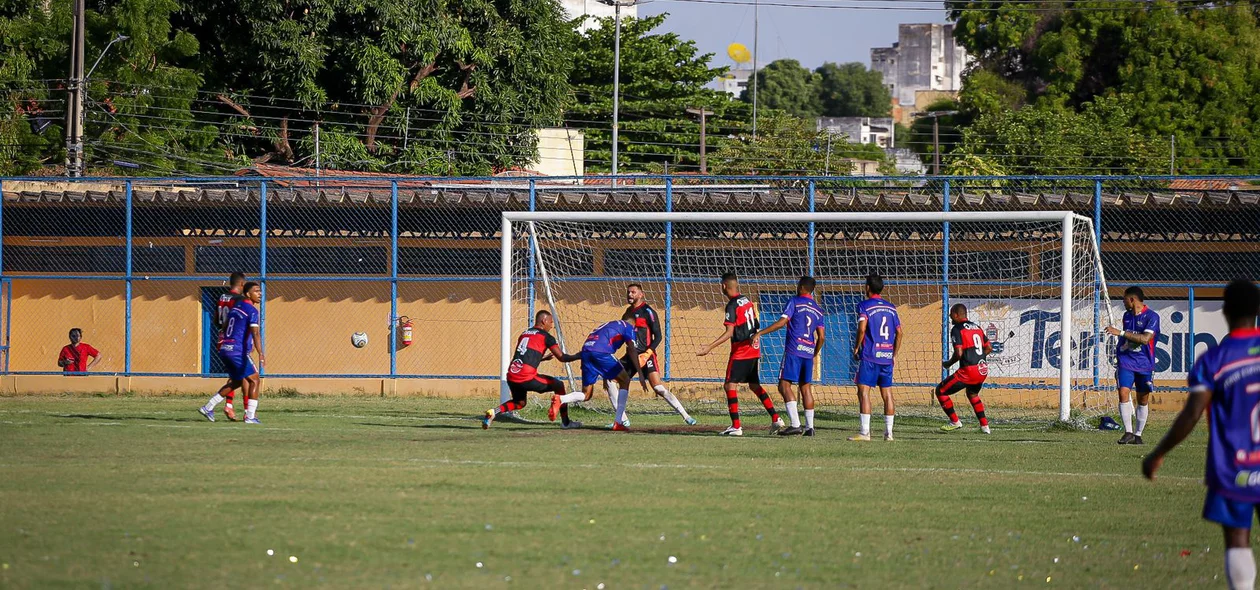 O jogo ocorreu no estádio Lindolfo Monteiro