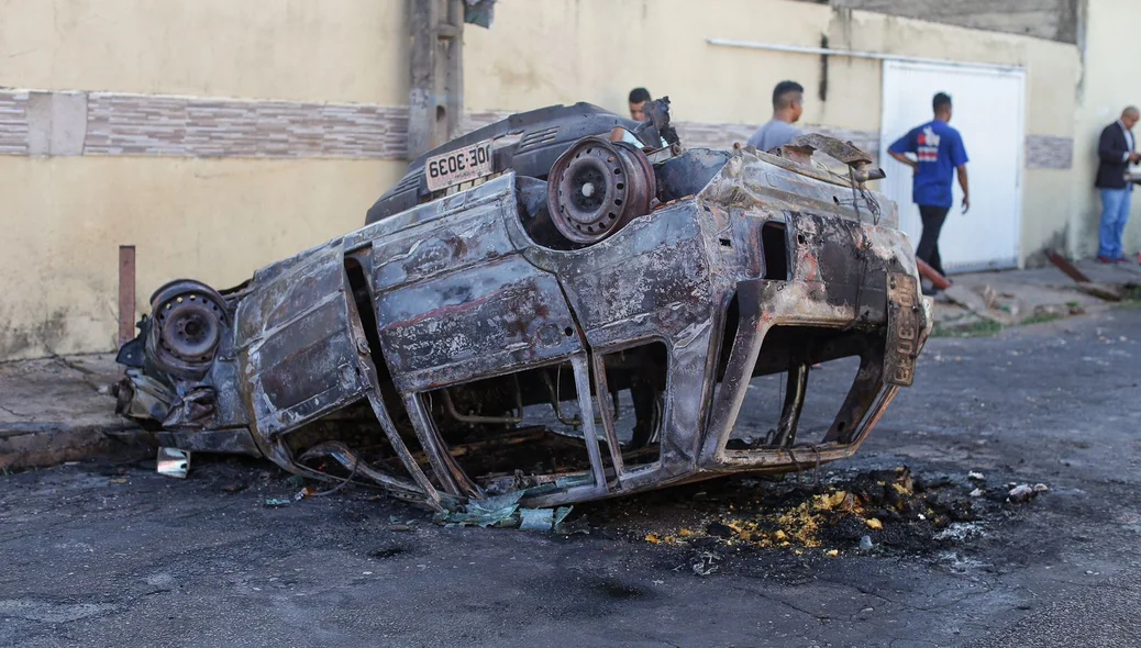 O motorista foi resgatado por populares
