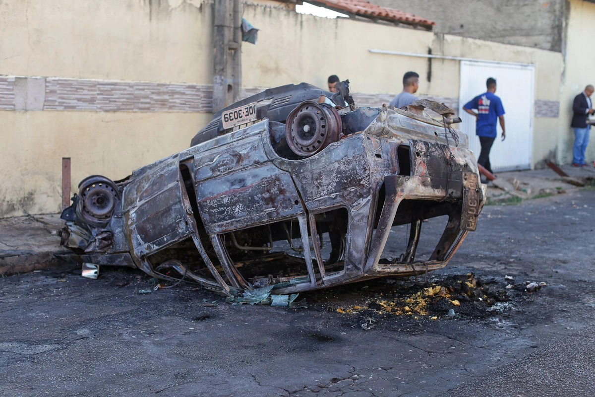O motorista foi resgatado por populares