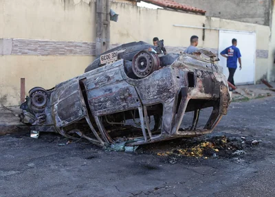 O motorista foi resgatado por populares