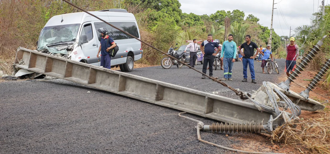 O poste ficou interditando a via