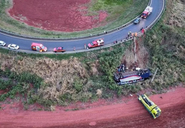 Ônibus que saiu do Piauí caiu em ribanceira em Minas Gerais