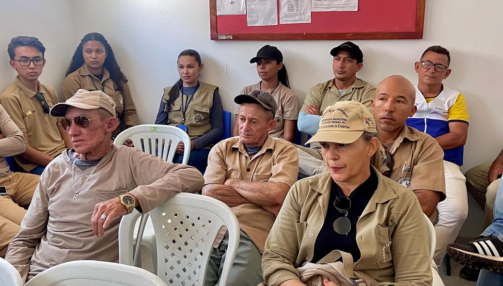 Os agentes receberem uniformes e equipamentos para combate às endemias em Oeiras