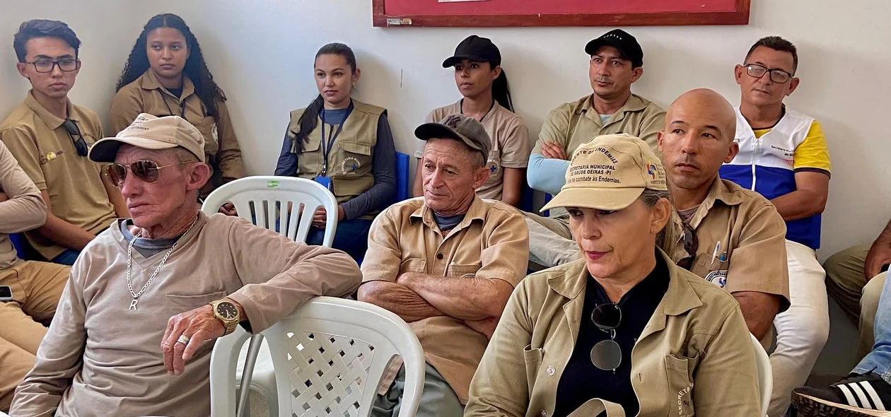 Os agentes receberem uniformes e equipamentos para combate às endemias em Oeiras