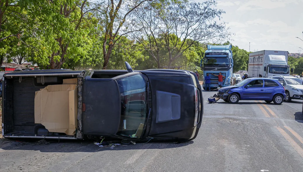 Os dois veículos ficaram atravessados na pista