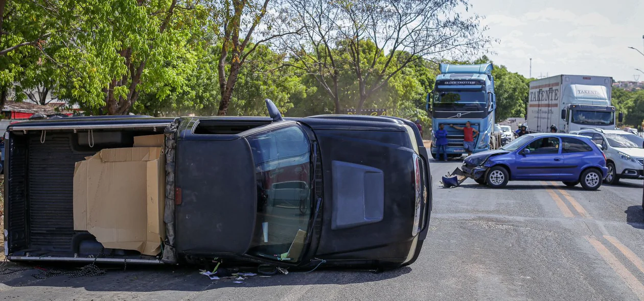 Os dois veículos ficaram atravessados na pista