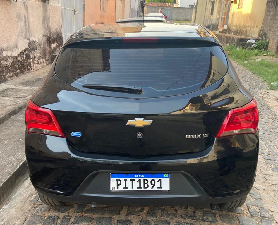Os suspeitos já haviam roubado um veículo modelo Chevrolet Onix, que foi recuperado pela Polícia Militar