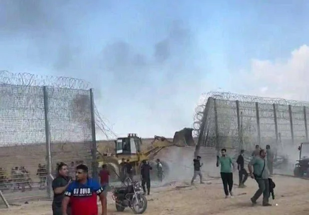 Palestinos usam retroescavadeira para retirar cerca